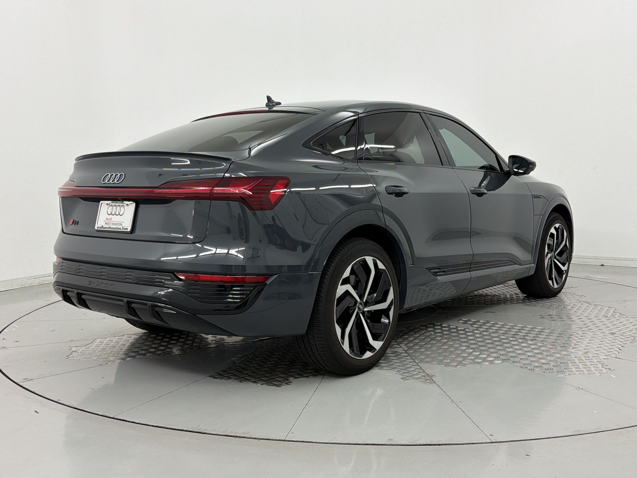 Certified 2024 Audi Q8 e-tron Premium Plus w/ Premium Plus Package AWD/4WD image 9