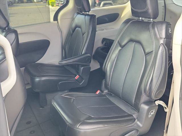 Certified 2024 Chrysler Pacifica Touring-L FWD image 16