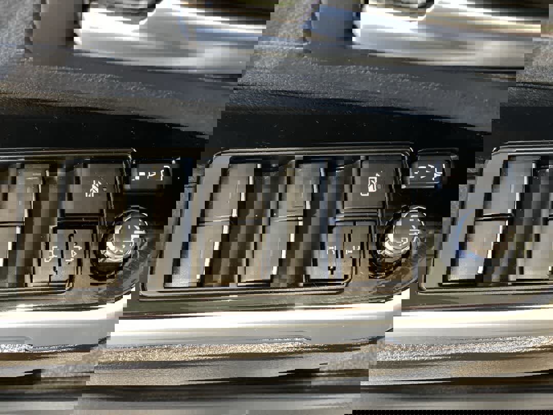 Used 2025 Toyota Sienna XSE w/ XSE Premium Package image 16