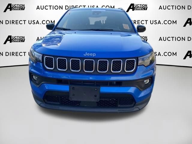 Used 2024 Jeep Compass Latitude AWD/4WD image 2