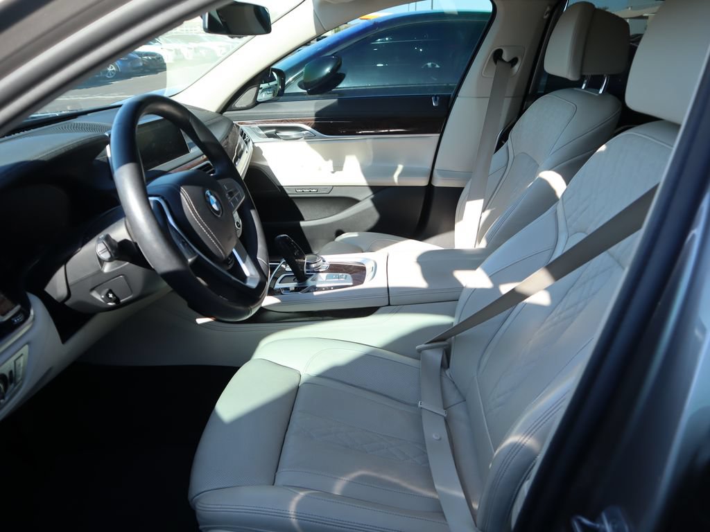 Used 2022 BMW 740i w/ Premium Package RWD image 10