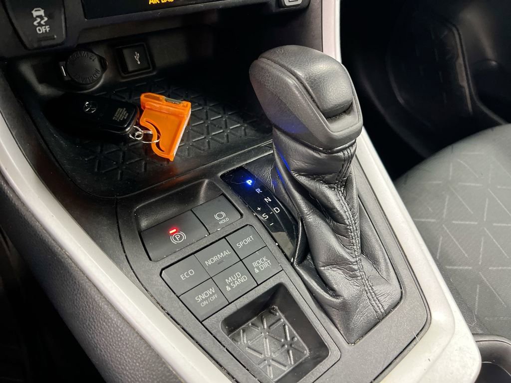 Used 2021 Toyota RAV4 XLE AWD/4WD image 12
