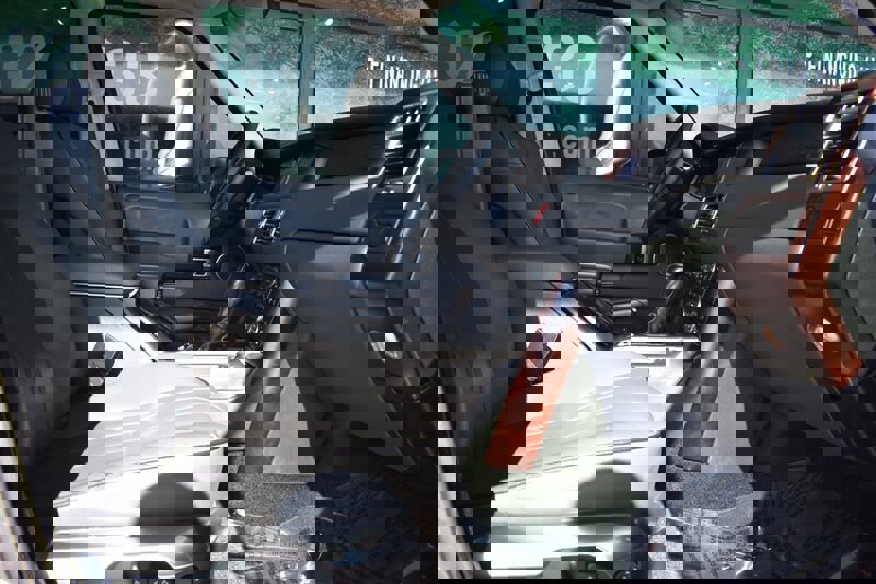 Used 2005 Land Rover Range Rover HSE image 38