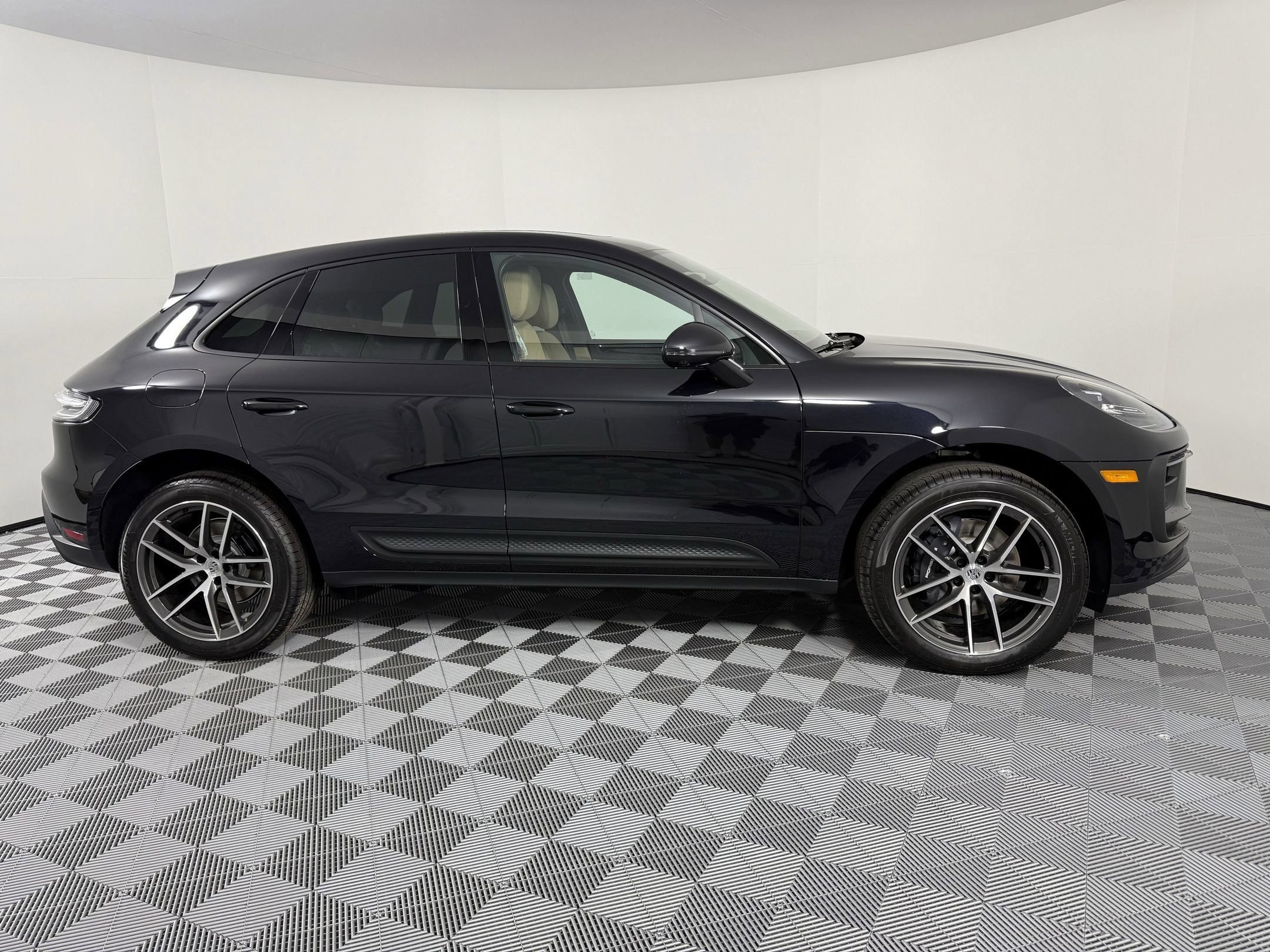 Certified 2026 Porsche Macan AWD/4WD image 8