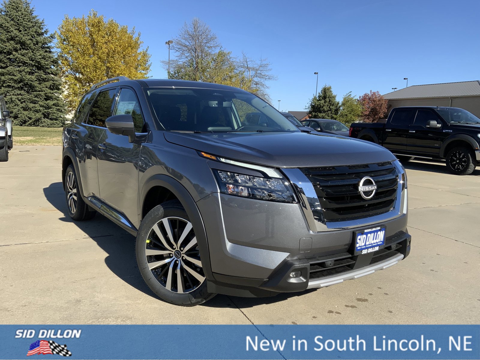 New 2025 Nissan Pathfinder Platinum image 2