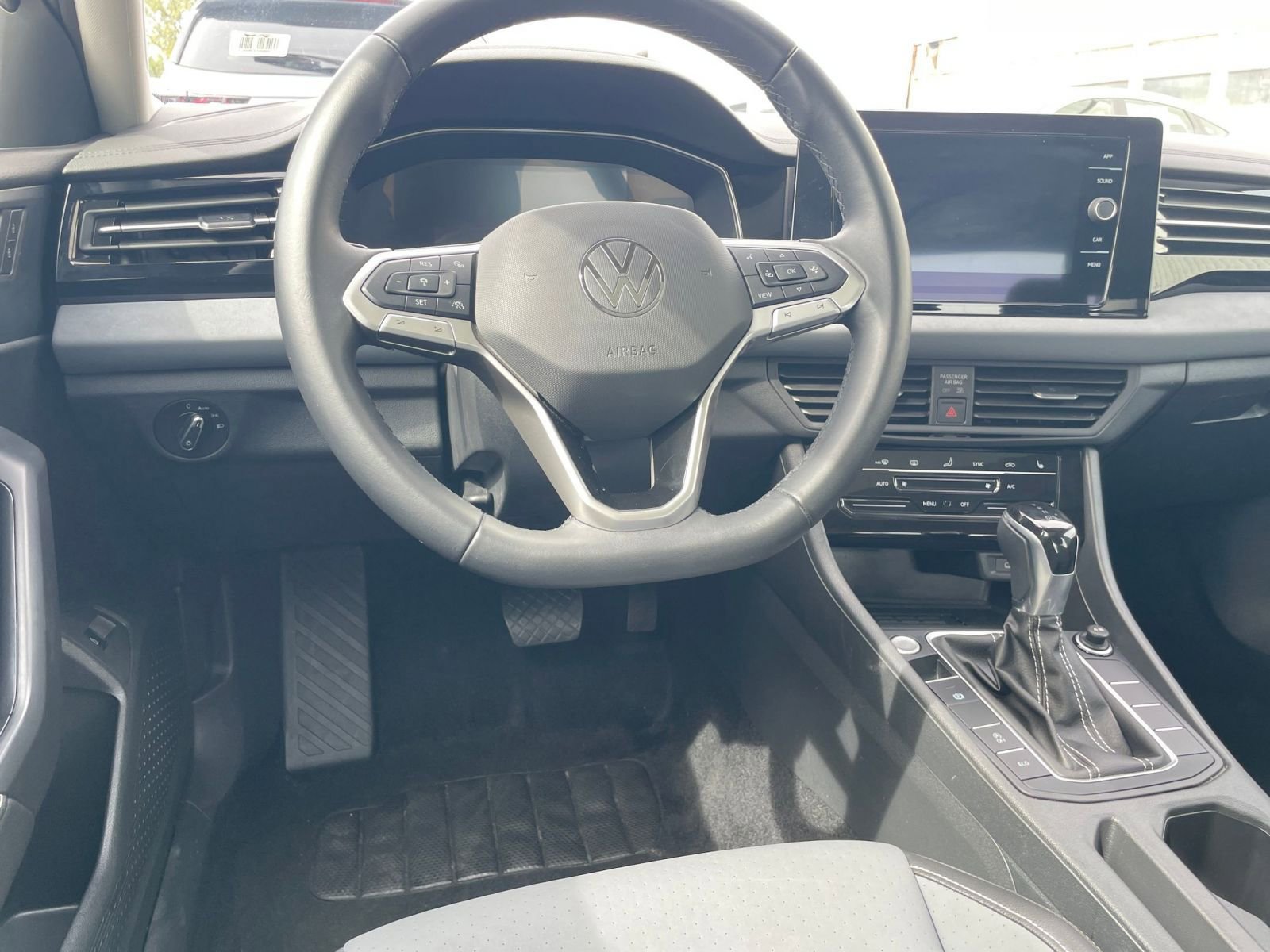 Used 2025 Volkswagen Jetta SE image 34