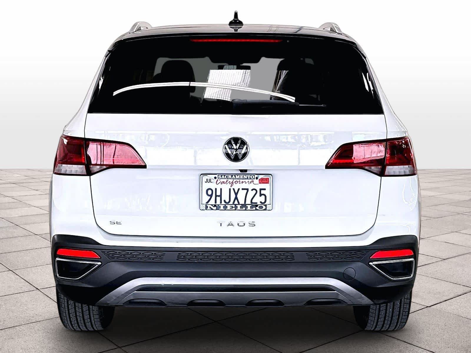 Used 2023 Volkswagen Taos SE w/ Panoramic Sunroof Package FWD image 8