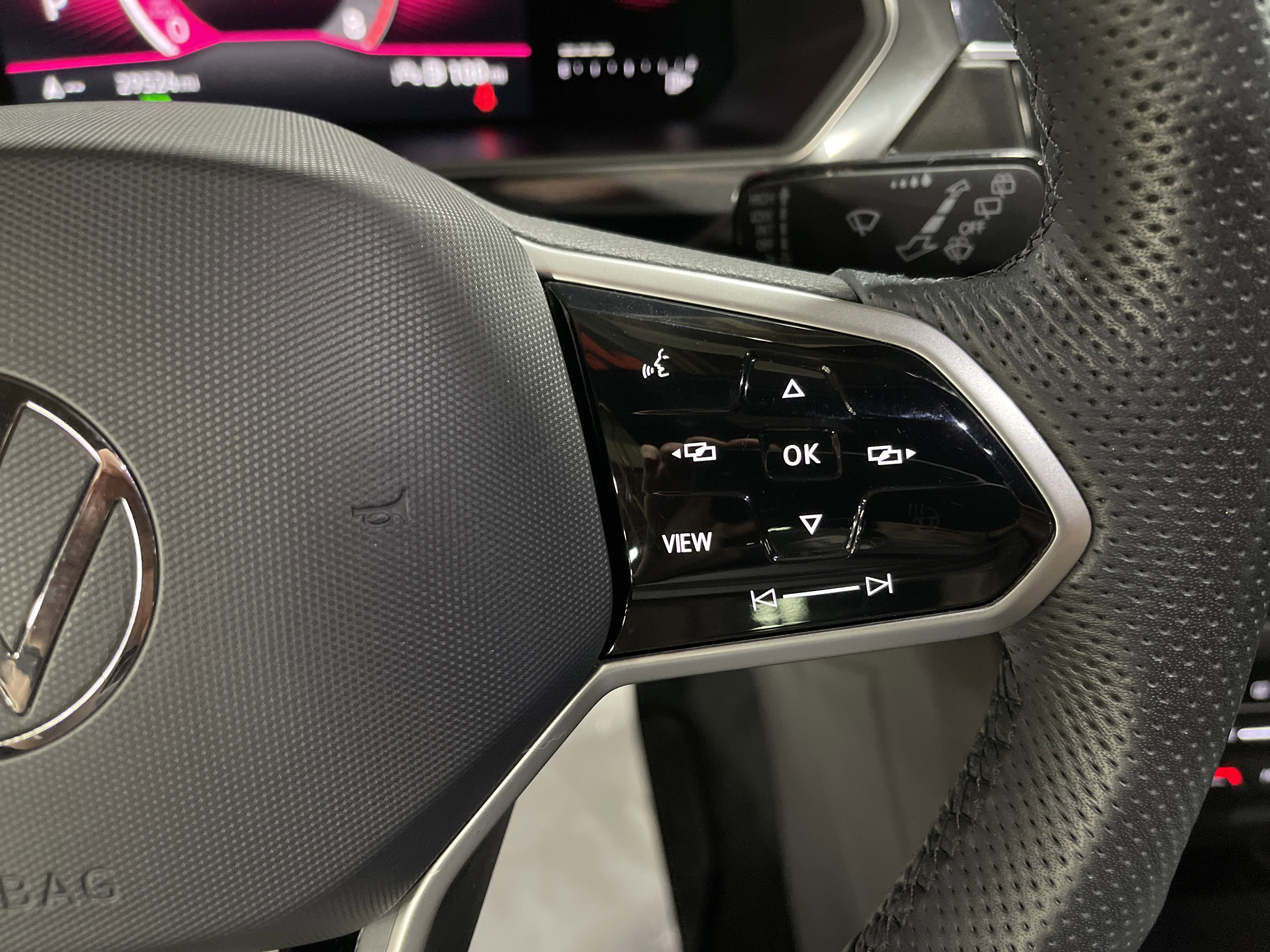 Used 2022 Volkswagen Tiguan SE R-Line image 20