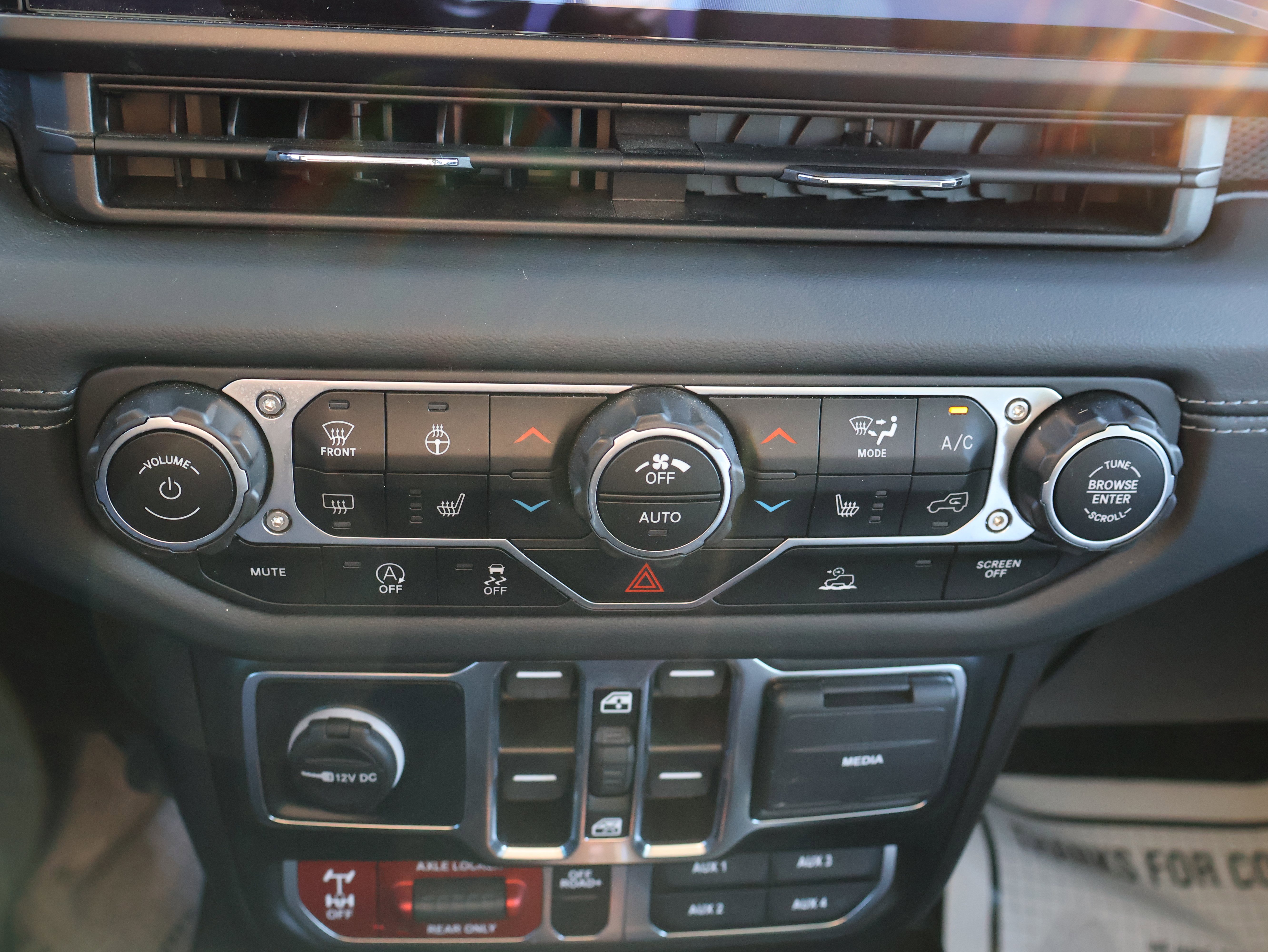 Used 2024 Jeep Gladiator Mojave w/ Technology Group image 27