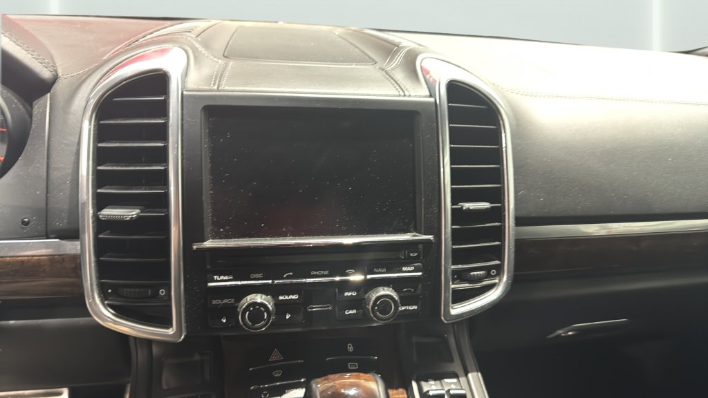 Used 2011 Porsche Cayenne Turbo image 18