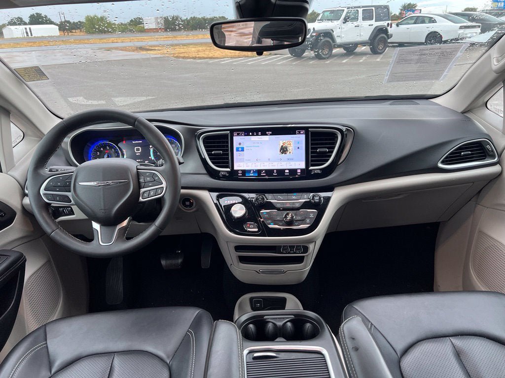 Used 2024 Chrysler Pacifica Touring-L FWD image 20
