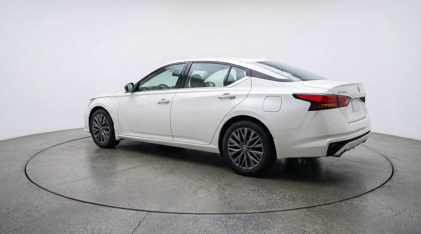 Used 2025 Nissan Altima 2.5 SV FWD image 6