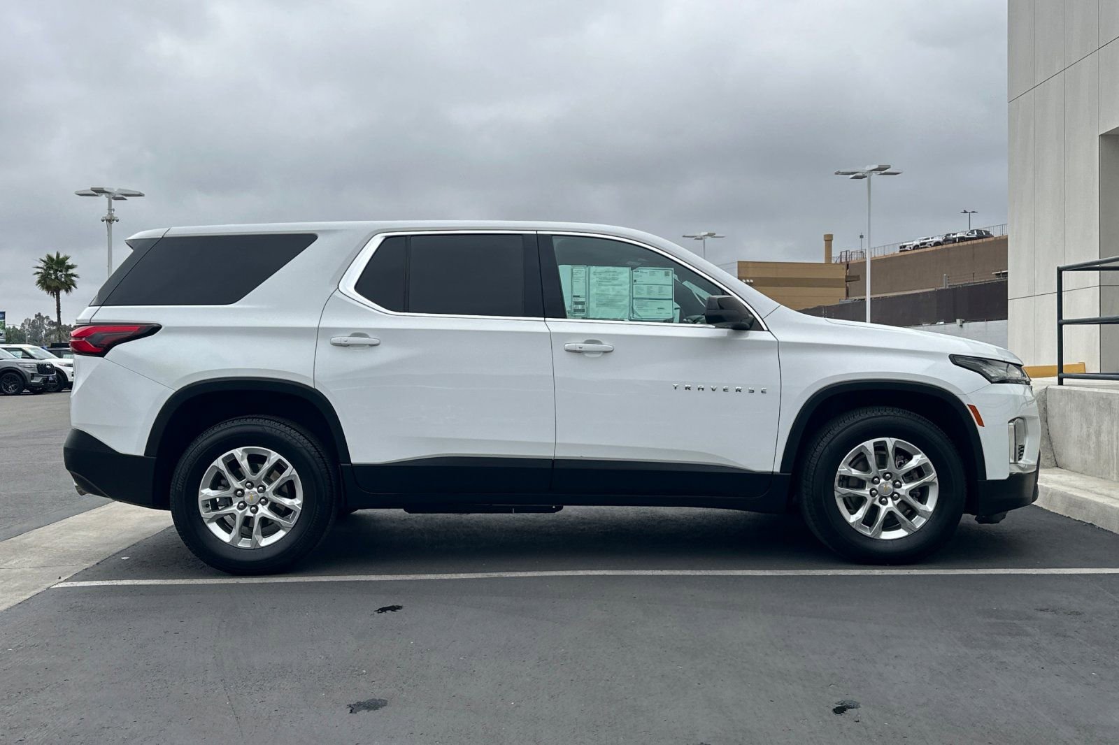 Used 2022 Chevrolet Traverse LS FWD image 2