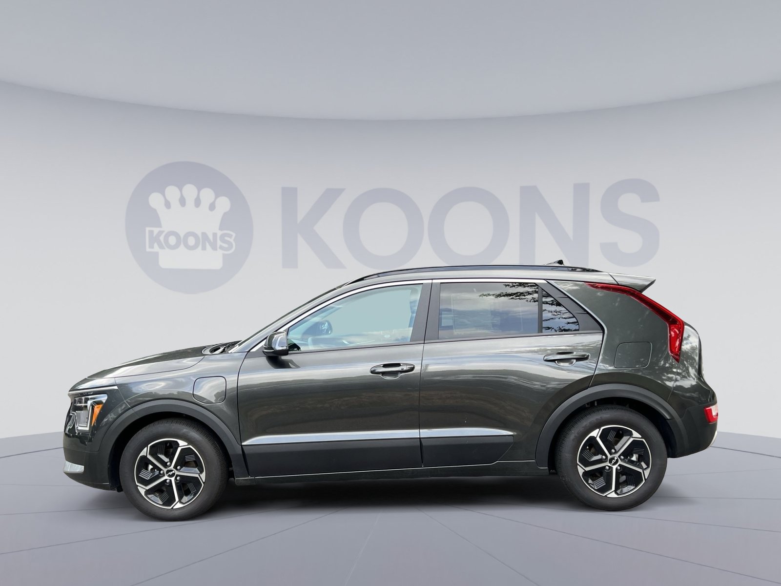 Used 2025 Kia Niro EX w/ EX Cold Weather Package FWD image 2