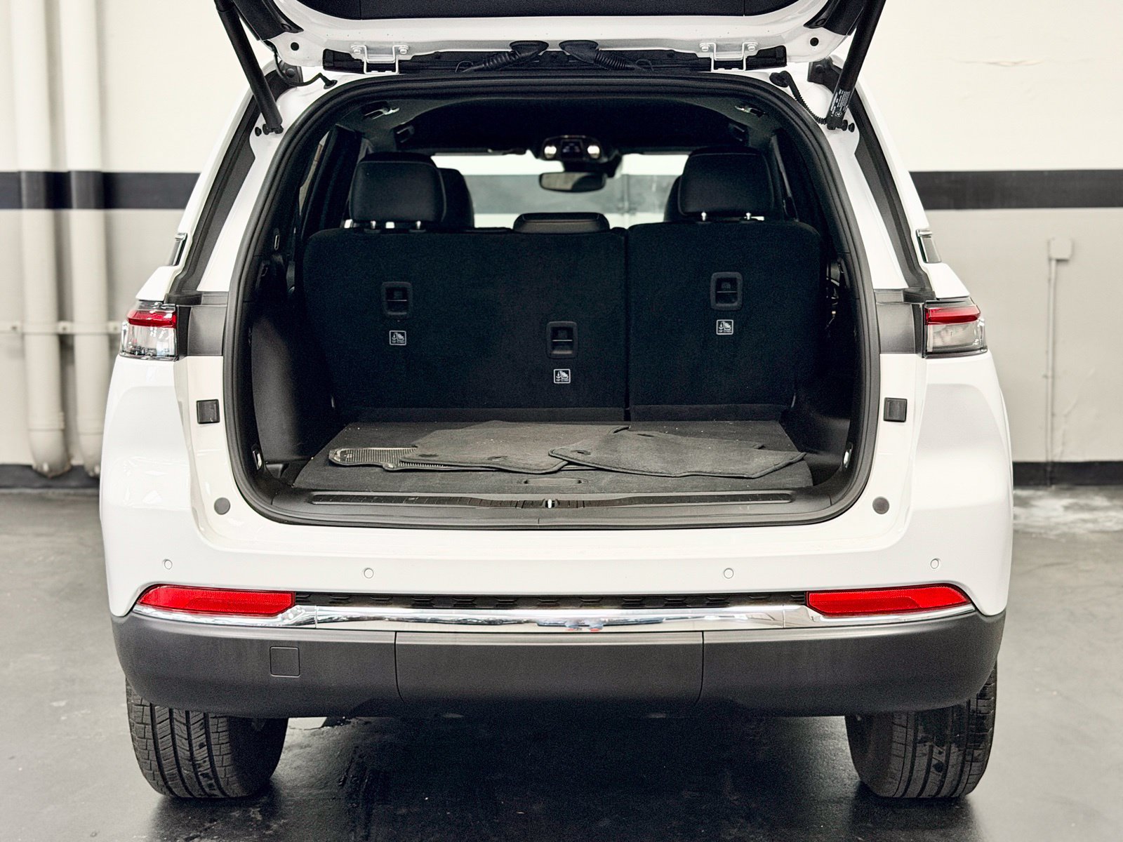Used 2024 Jeep Grand Cherokee Limited RWD image 15