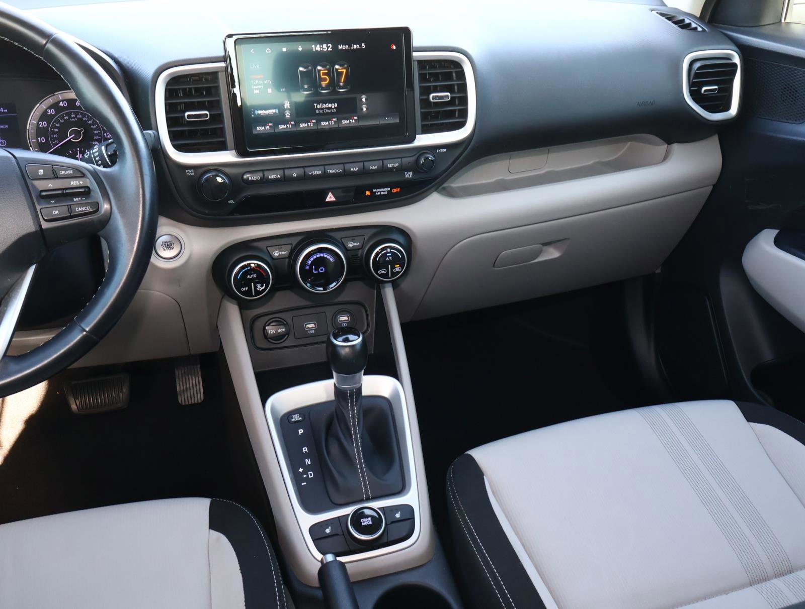 Used 2021 Hyundai Venue SEL w/ Premium Package image 11