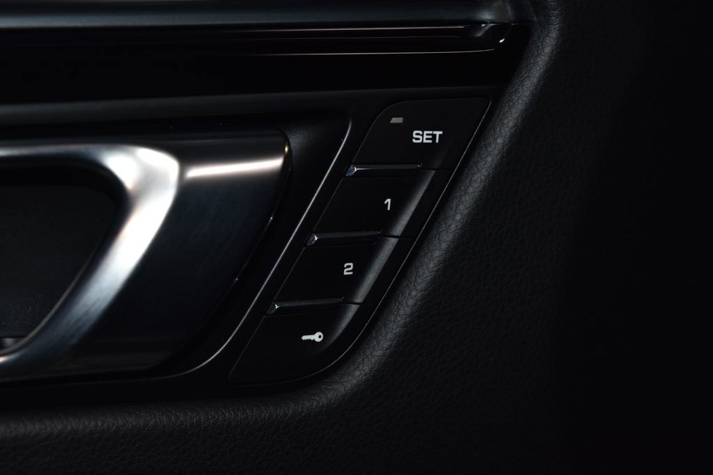 Certified 2025 Porsche Macan image 7
