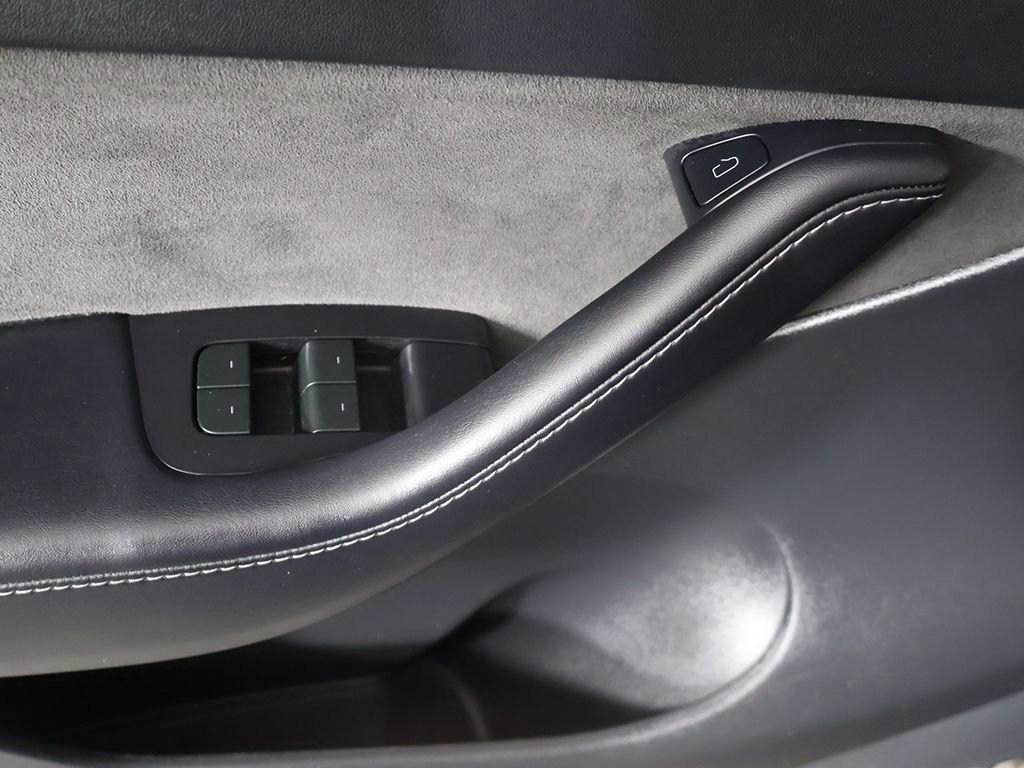 Used 2022 Tesla Model Y Long Range AWD/4WD image 35