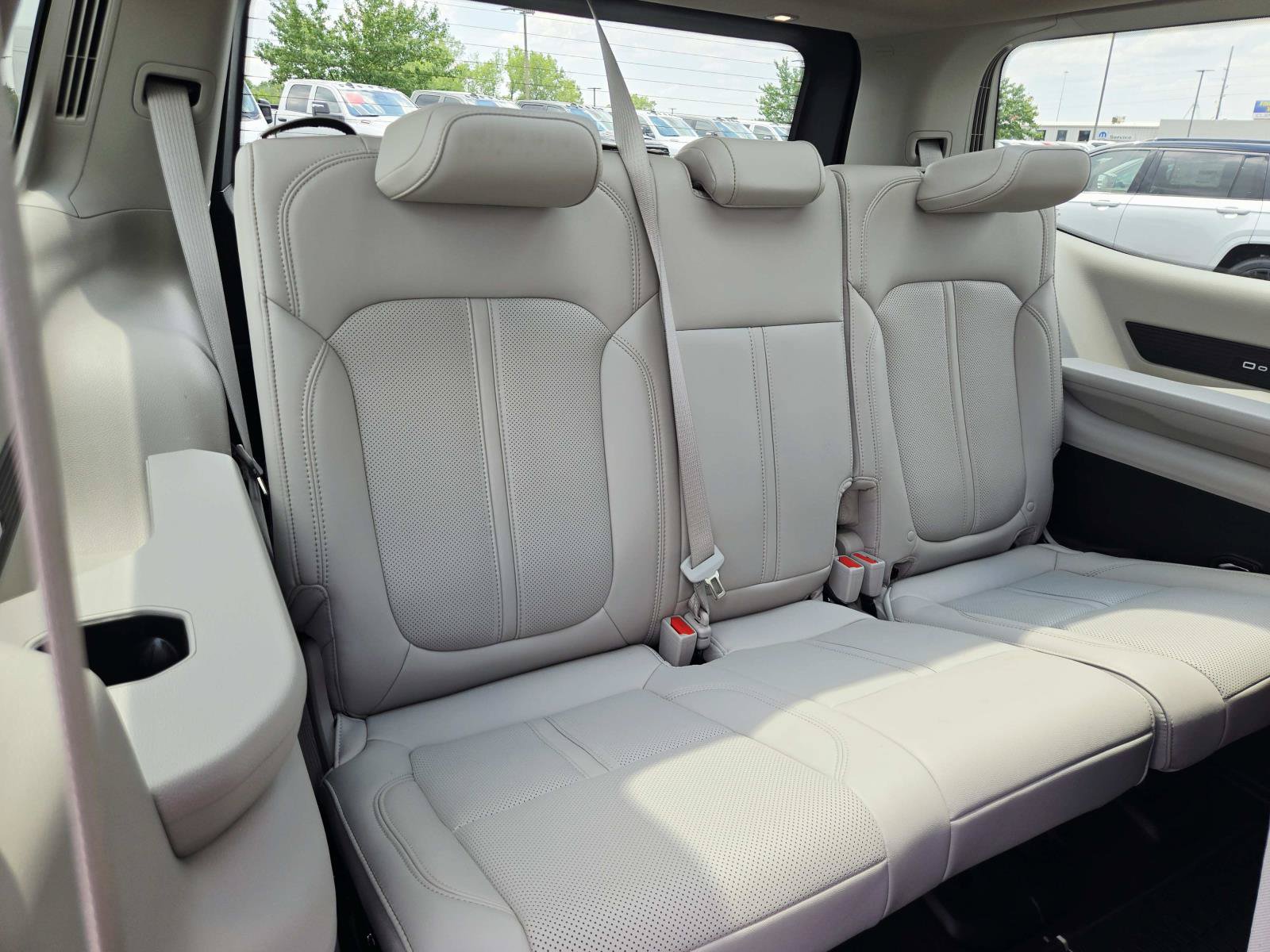 Used 2024 Jeep Wagoneer 4WD w/ Premium Group I image 18