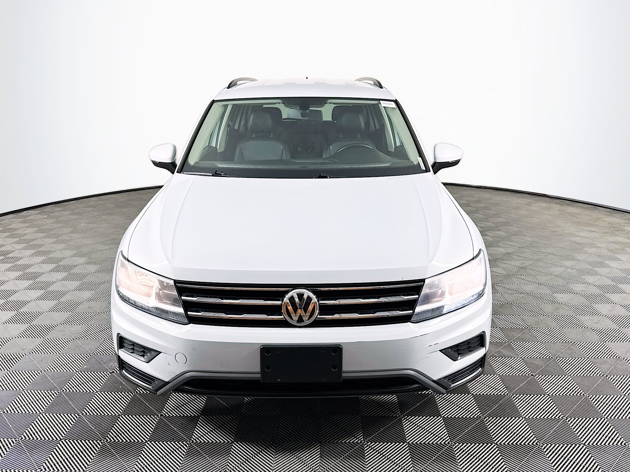 Used 2020 Volkswagen Tiguan SE FWD image 2