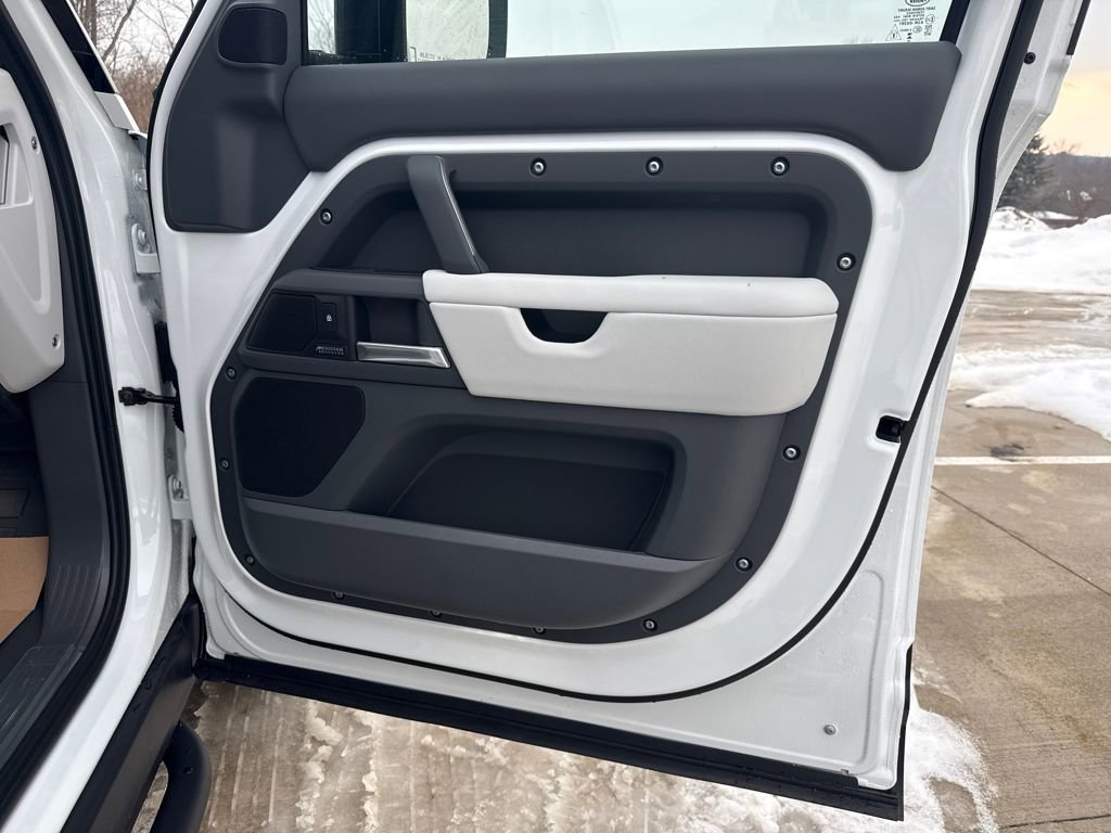 New 2026 Land Rover Defender 110 X-Dynamic SE image 14