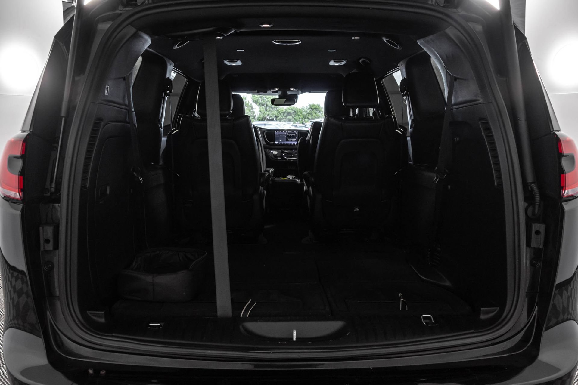 Used 2022 Chrysler Pacifica Touring-L w/ Uconnect Theater Family Group FWD image 43