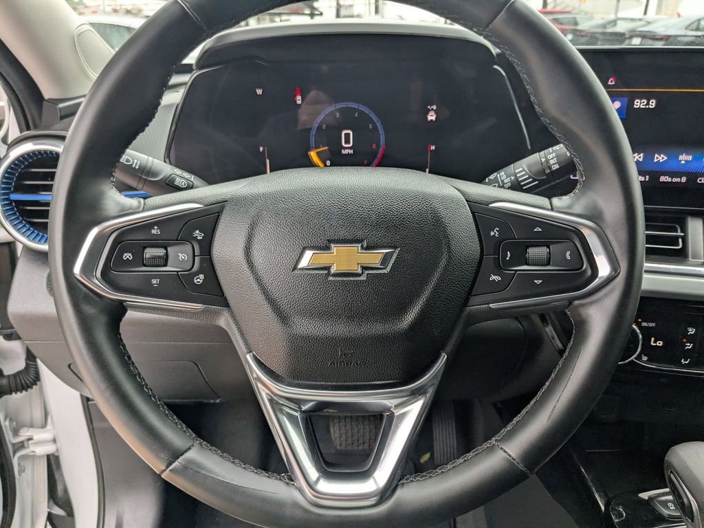 Used 2025 Chevrolet Trax LT w/ LT Convenience Package FWD image 16