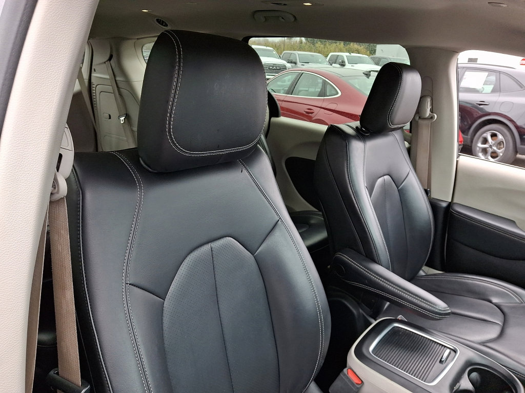 Used 2023 Chrysler Pacifica Touring-L image 13