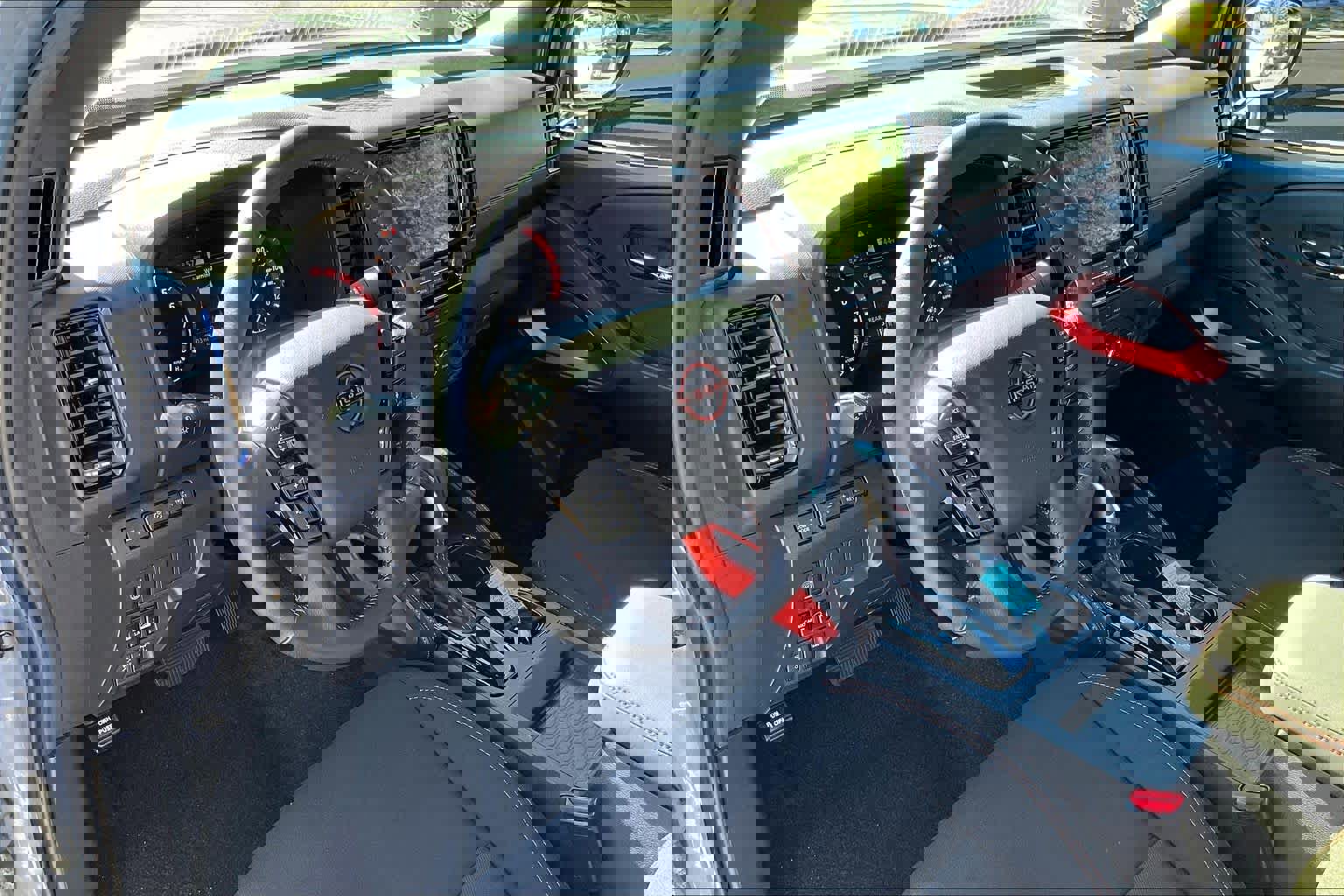 Used 2023 Nissan Frontier PRO-4X w/ Technology Package image 16