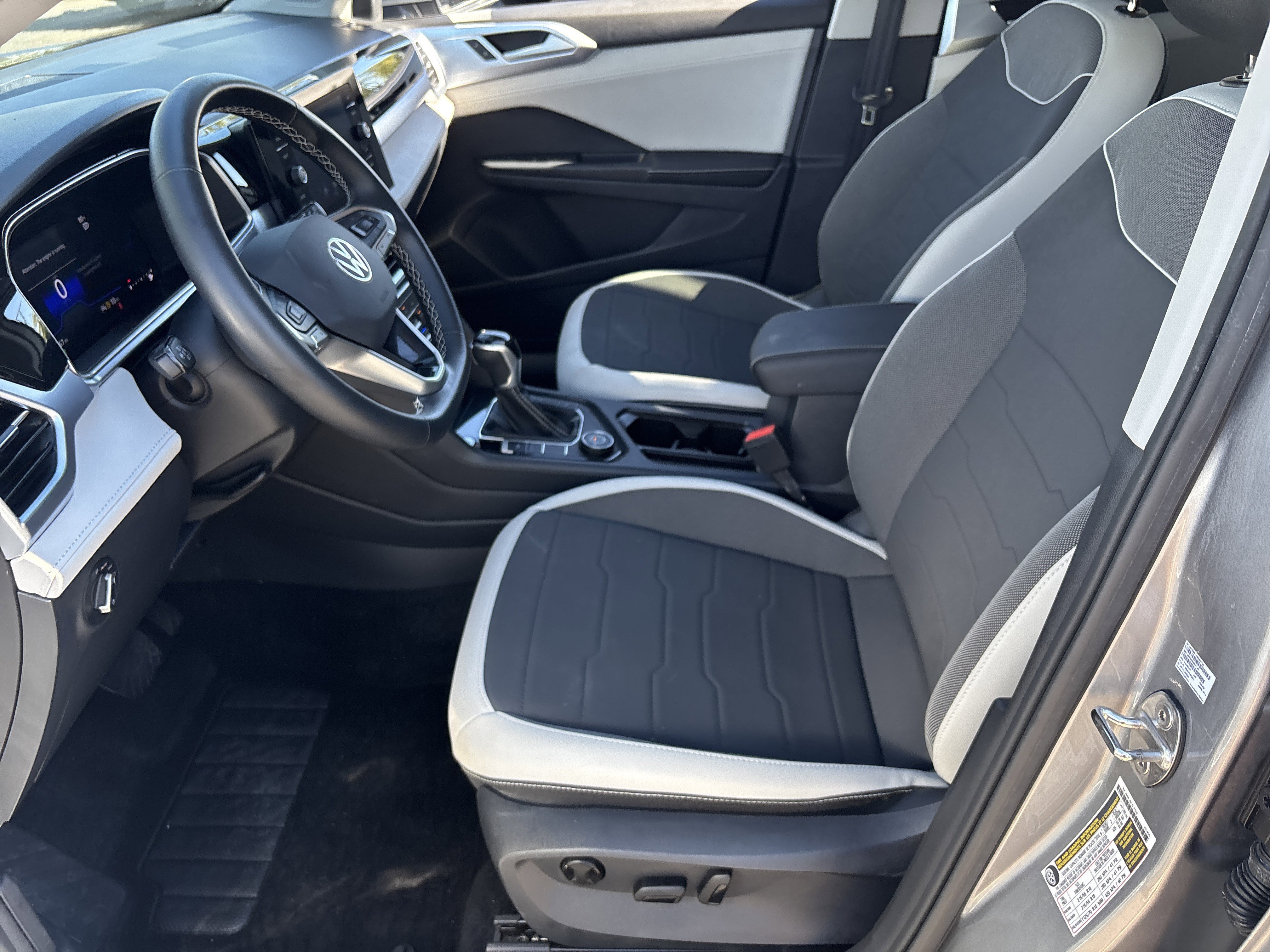 Used 2025 Volkswagen Taos SE image 18