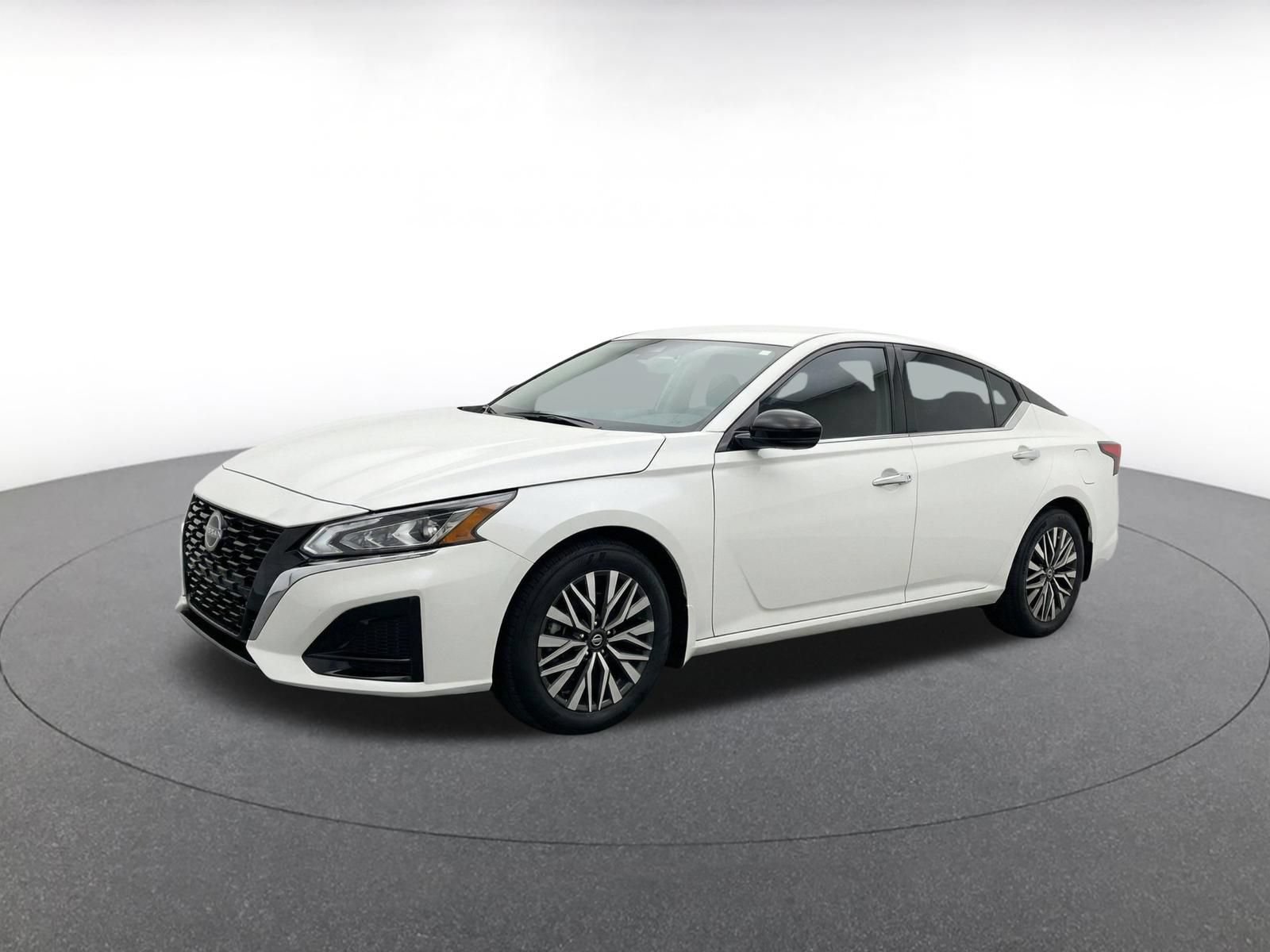 Used 2025 Nissan Altima 2.5 SV FWD image 3