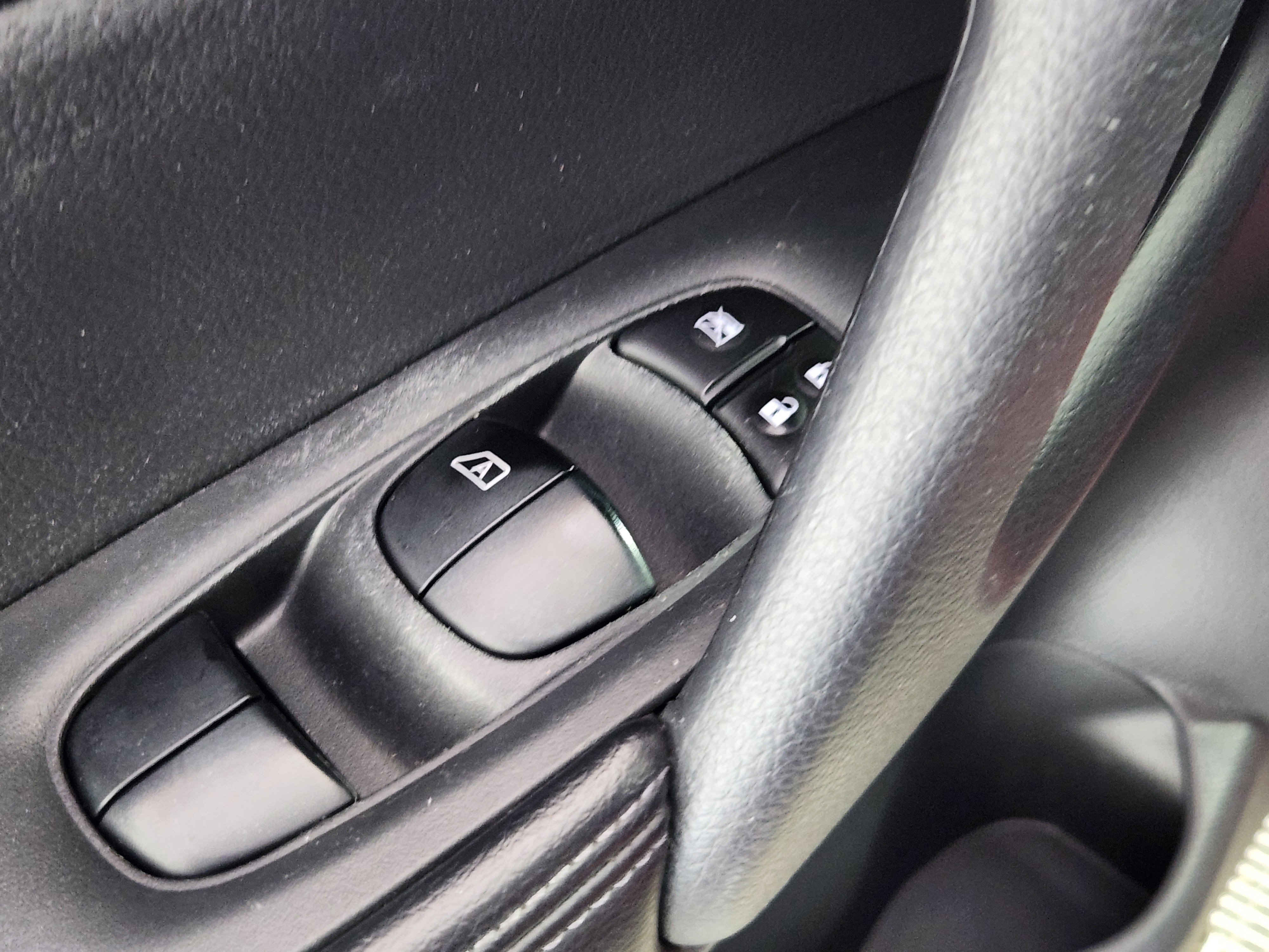 Used 2016 Nissan Rogue S image 17