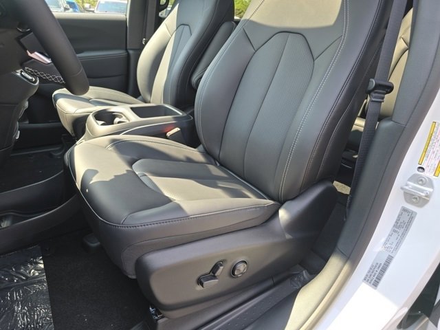 New 2026 Chrysler Pacifica Select image 4
