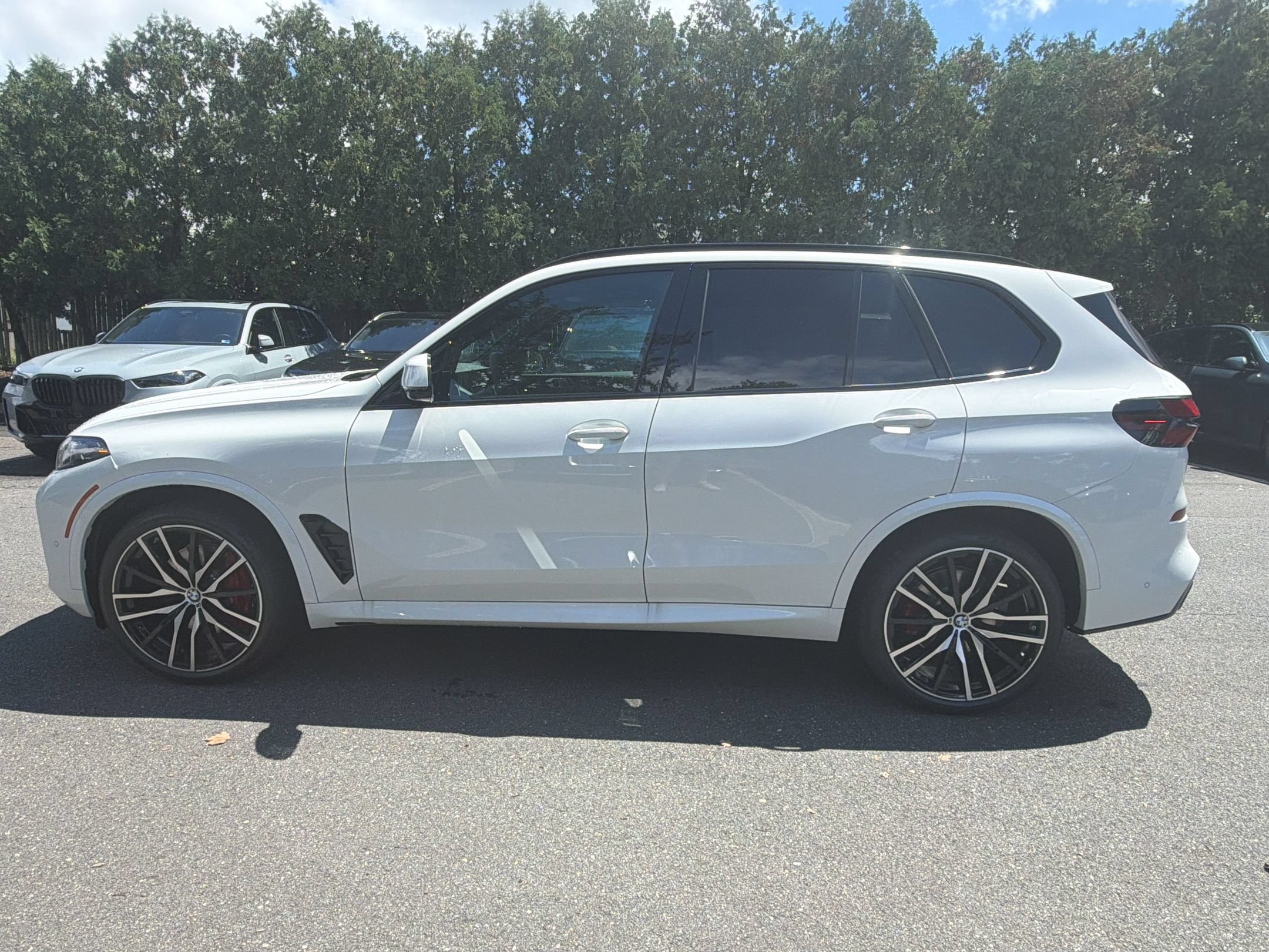 New 2026 BMW X5 xDrive40i w/ M Sport Package AWD/4WD image 2
