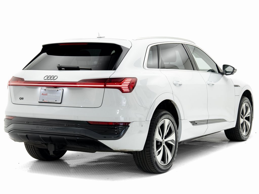 Used 2024 Audi Q8 e-tron Premium Plus image 3