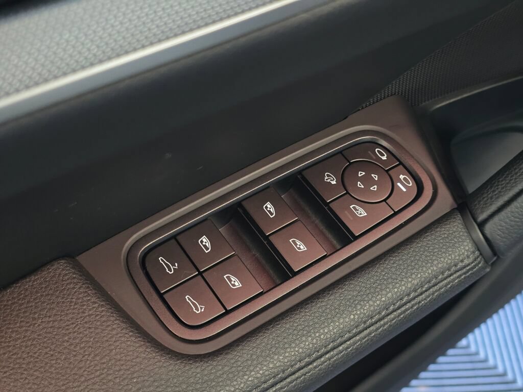 Certified 2025 Porsche Cayenne Coupe AWD/4WD image 39