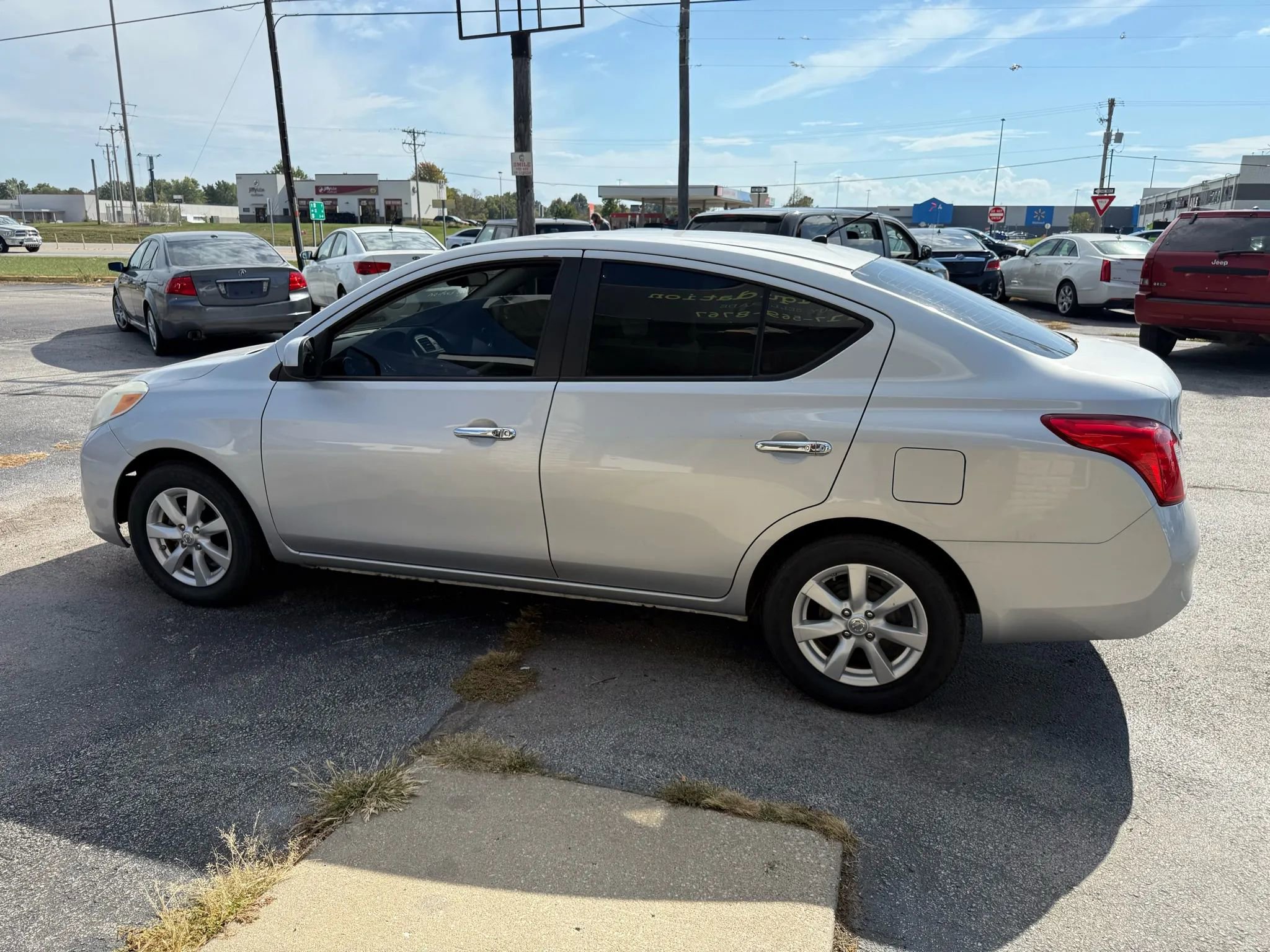 Used 2012 Nissan Versa SL image 3
