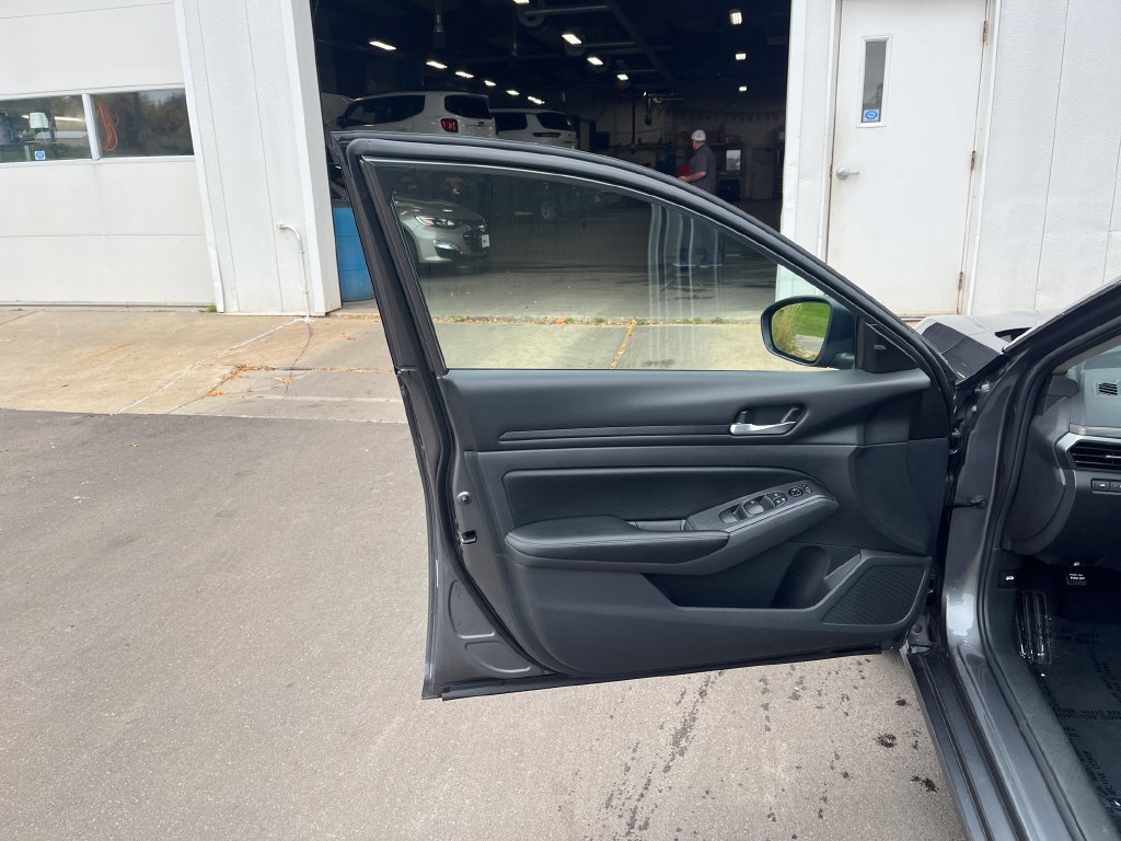 Used 2025 Nissan Altima 2.5 SV FWD image 11