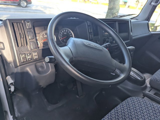 Used 2023 Isuzu NPR image 9