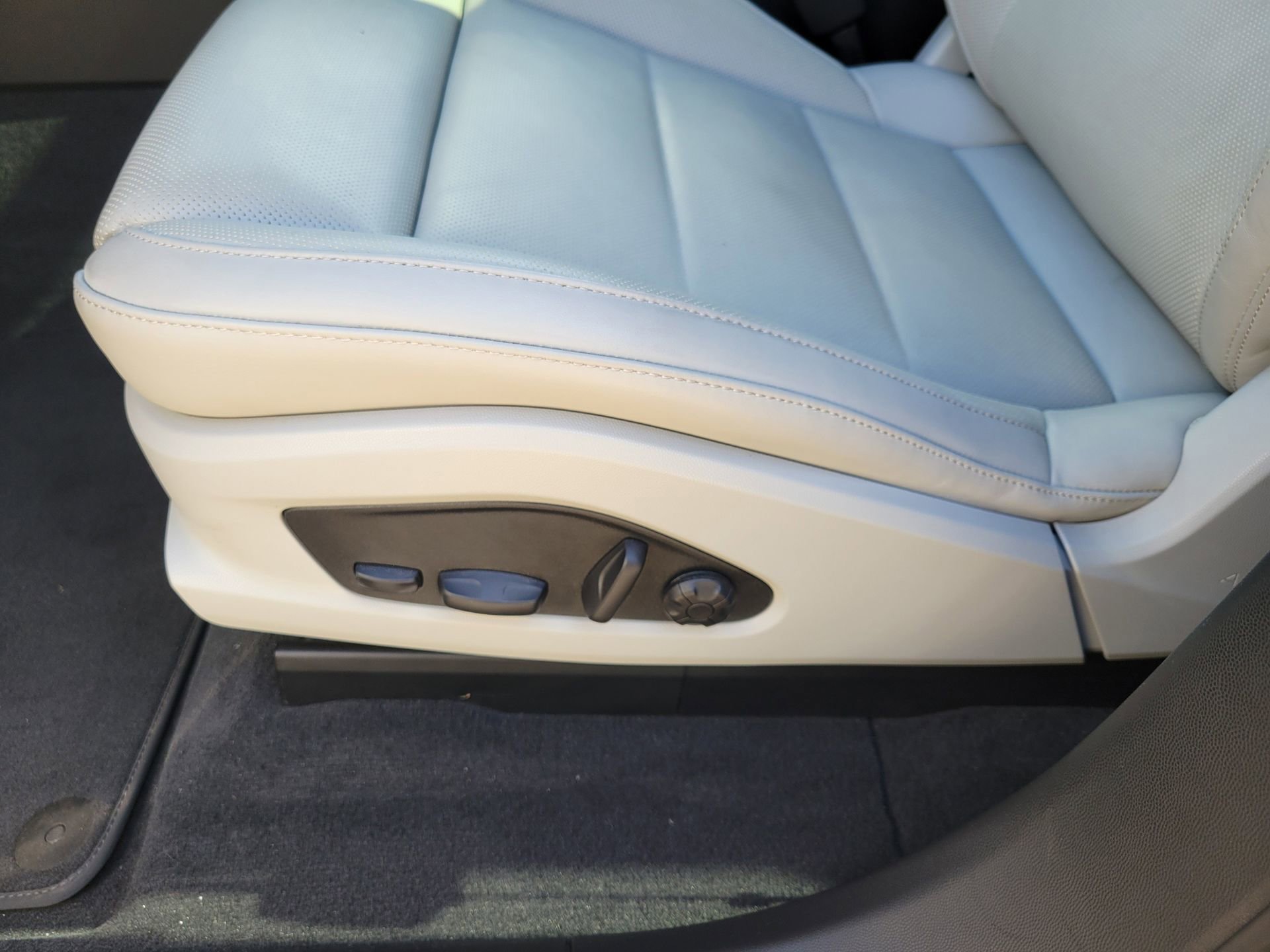 Used 2025 Porsche Macan 4S Electric image 25