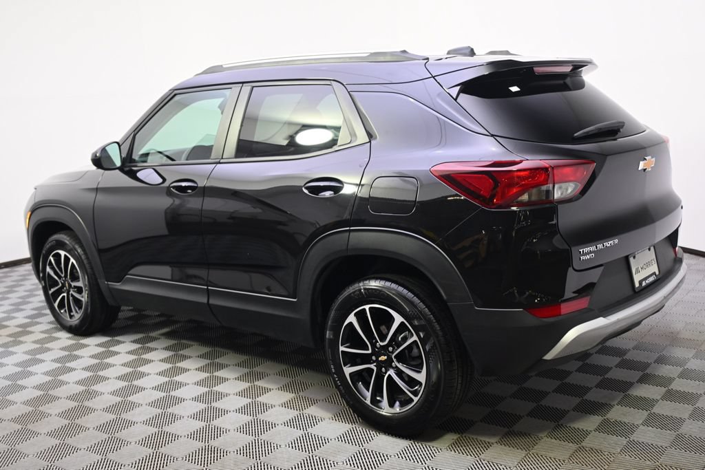 Used 2025 Chevrolet TrailBlazer LT AWD/4WD image 3