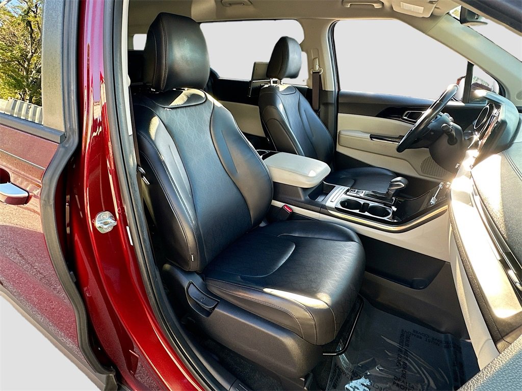 Used 2022 Kia Carnival EX image 30