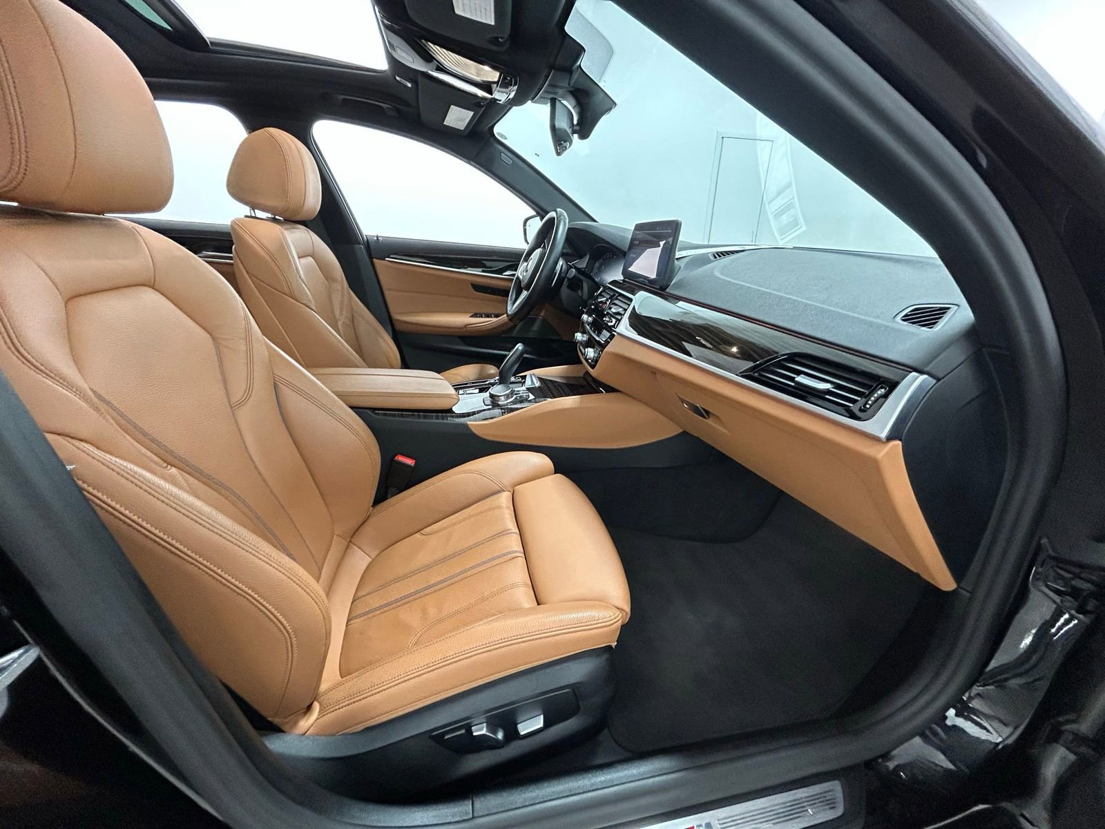 Used 2023 BMW 540i xDrive w/ M Sport Package image 41