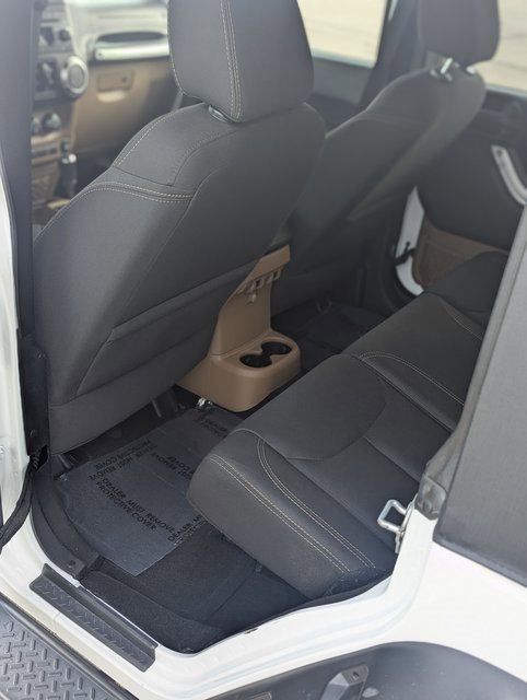 Used 2016 Jeep Wrangler Unlimited Sahara w/ Connectivity Group image 11