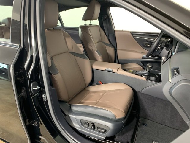 Used 2023 Lexus ES 300h Ultra Luxury w/ Accessory Package (Z2) image 39