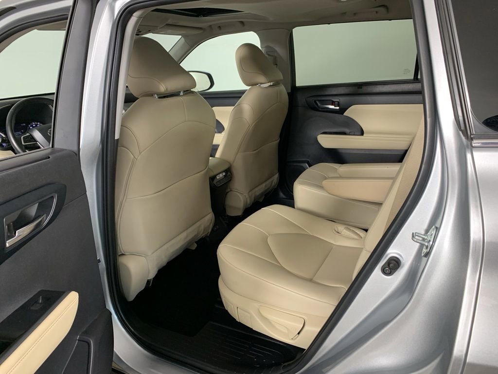 Used 2024 Toyota Highlander XLE AWD/4WD image 31
