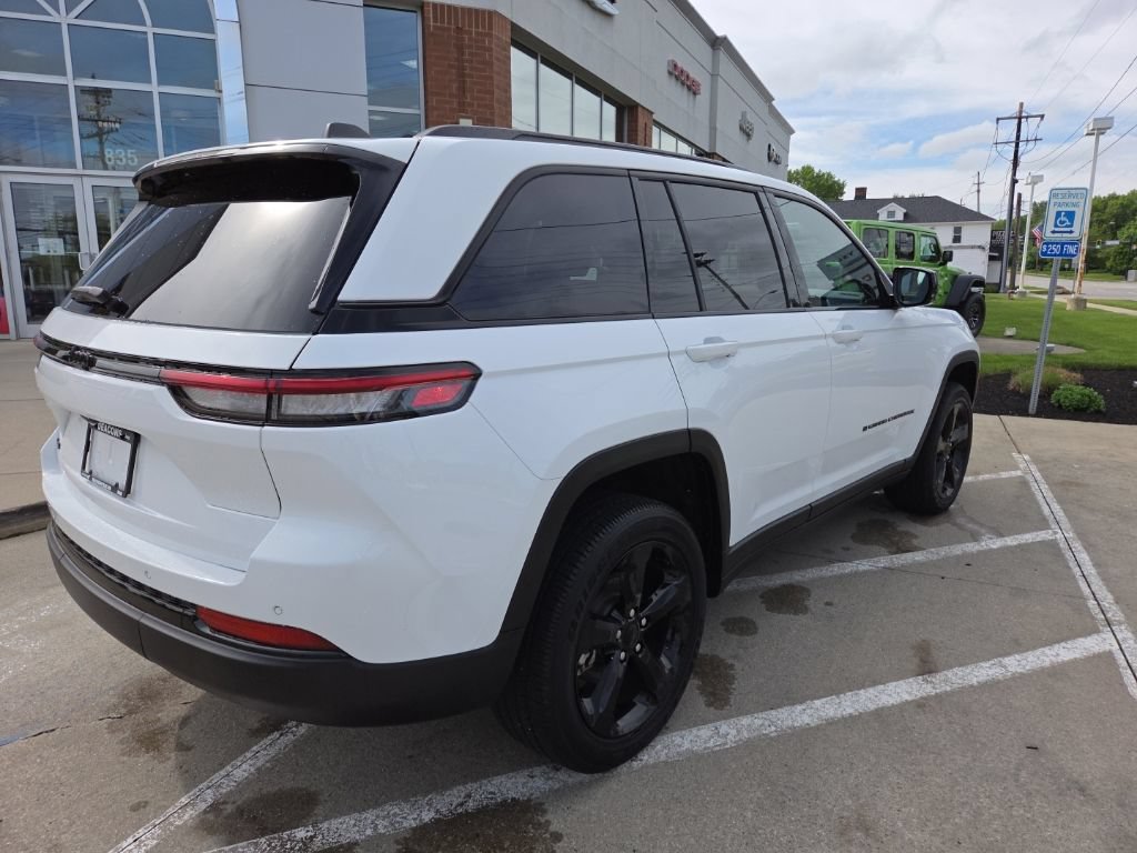 Used 2024 Jeep Grand Cherokee Altitude AWD/4WD image 12