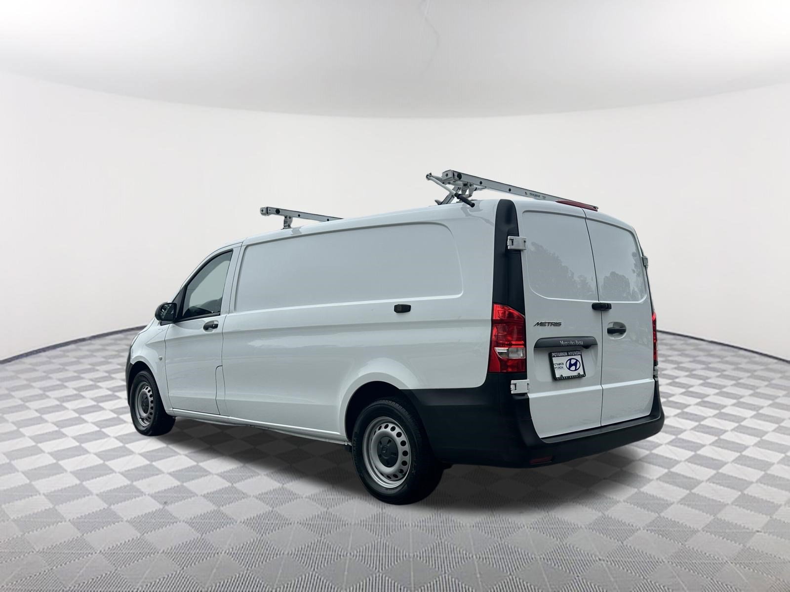 Used 2023 Mercedes-Benz Metris image 9