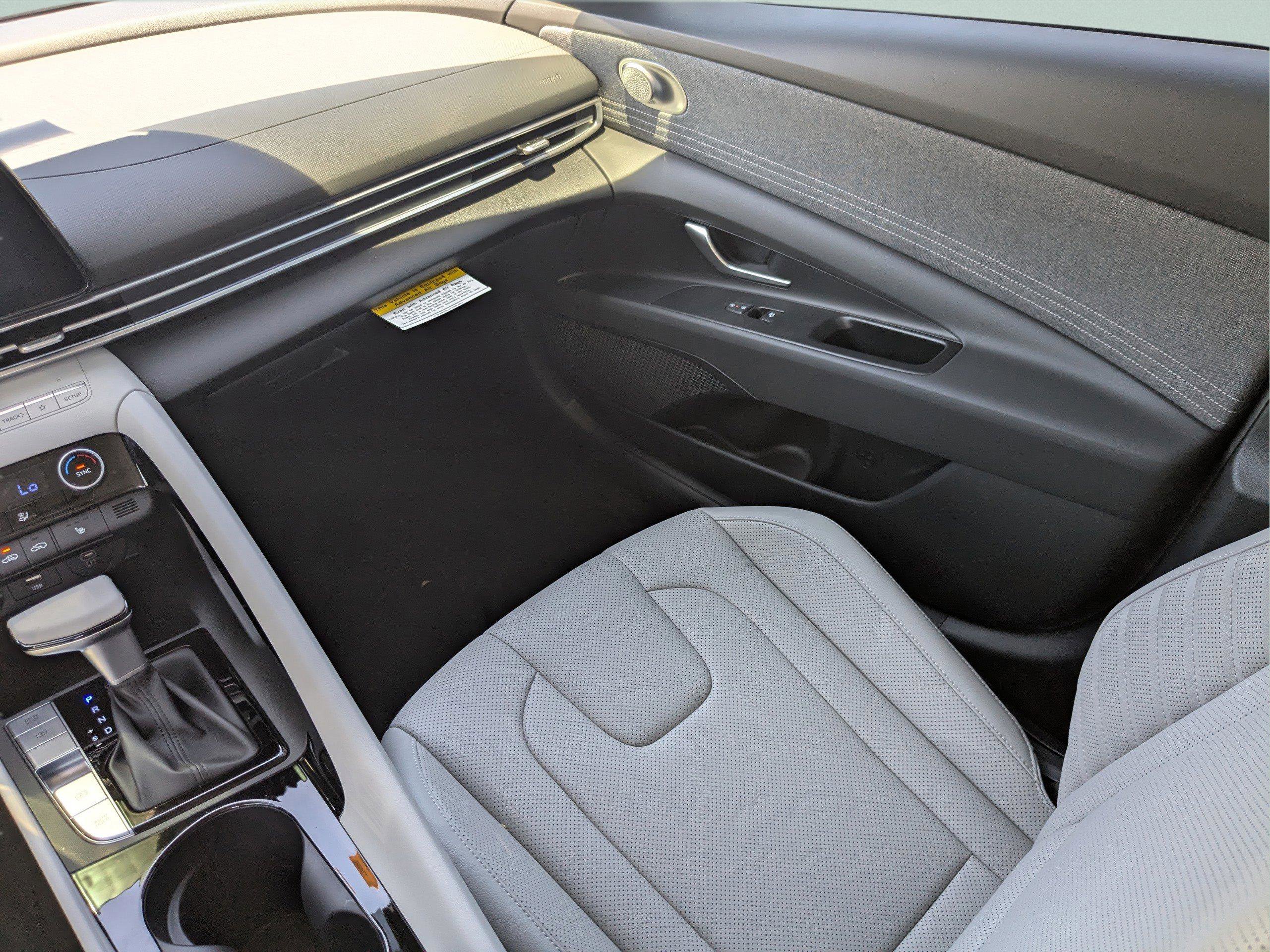 New 2025 Hyundai Elantra Limited image 18