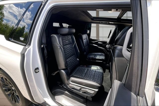 Used 2023 Cadillac Escalade ESV Sport Platinum w/ LPO, ONYX Package AWD/4WD image 26